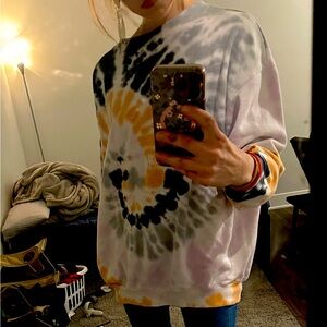 Women’s oversized tie dye sweatshirt by Aeropostale. Size small